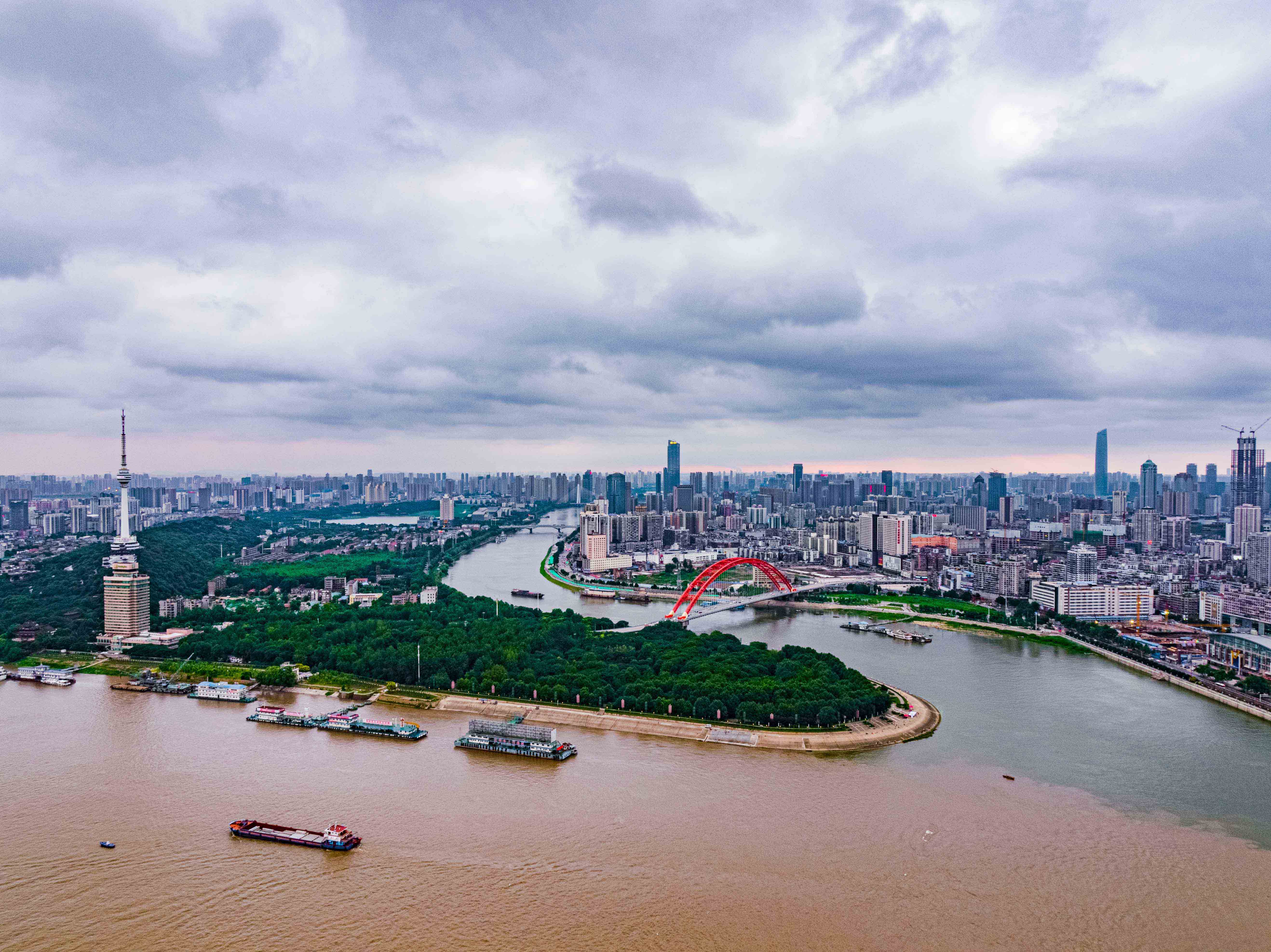 風(fēng)檣動(dòng)，龜蛇靜，起宏圖！”