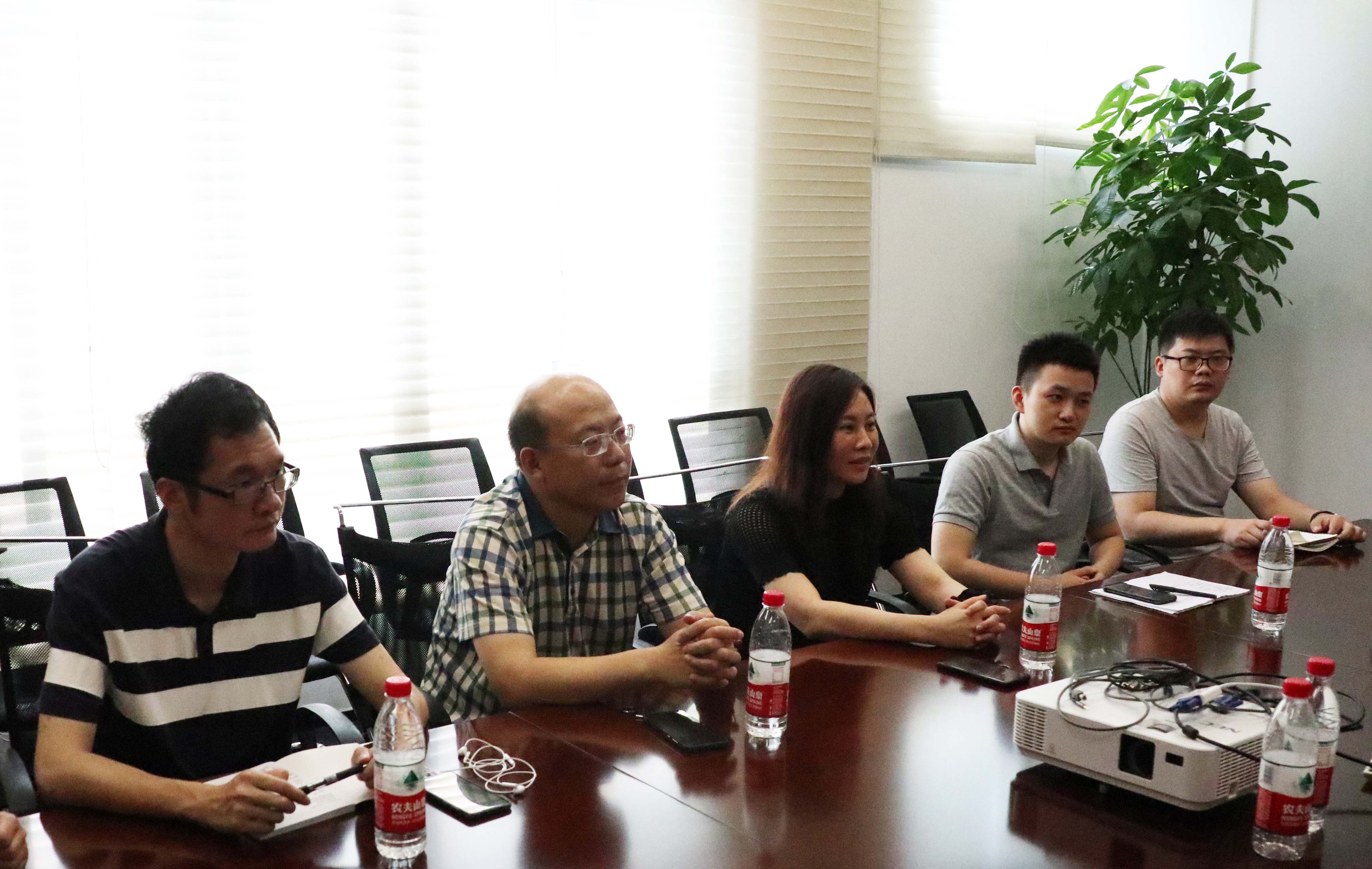 風(fēng)檣動(dòng)，龜蛇靜，起宏圖！”